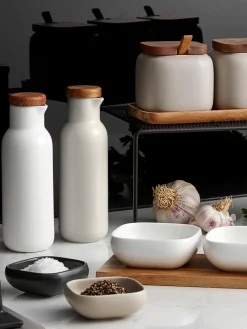 ladelle Aceitera y vinagrera de porcelana y madera de acacia Essentials, 2 uds.