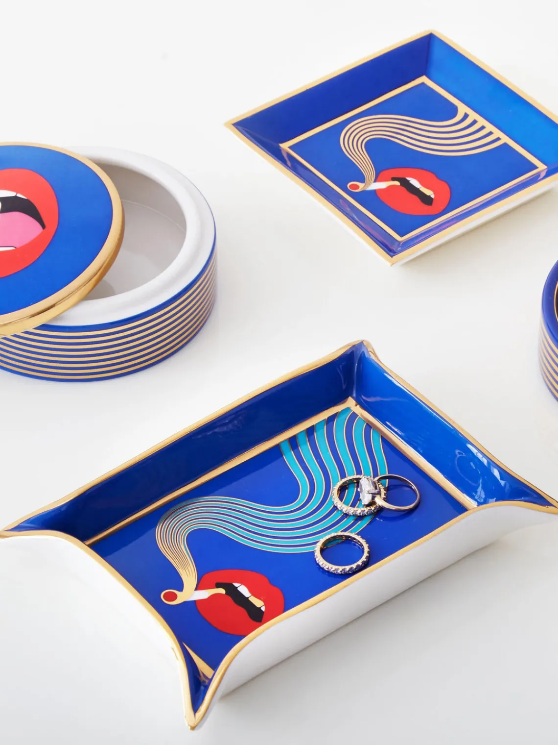 Jonathan Adler Bandeja decorativa de porcelana con oro