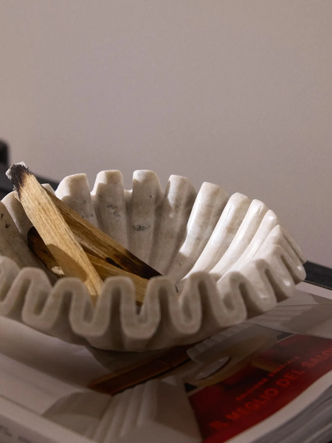 Westwing Collection Bol decorativo artesanal de mármol Santorini, Ø 18 cm