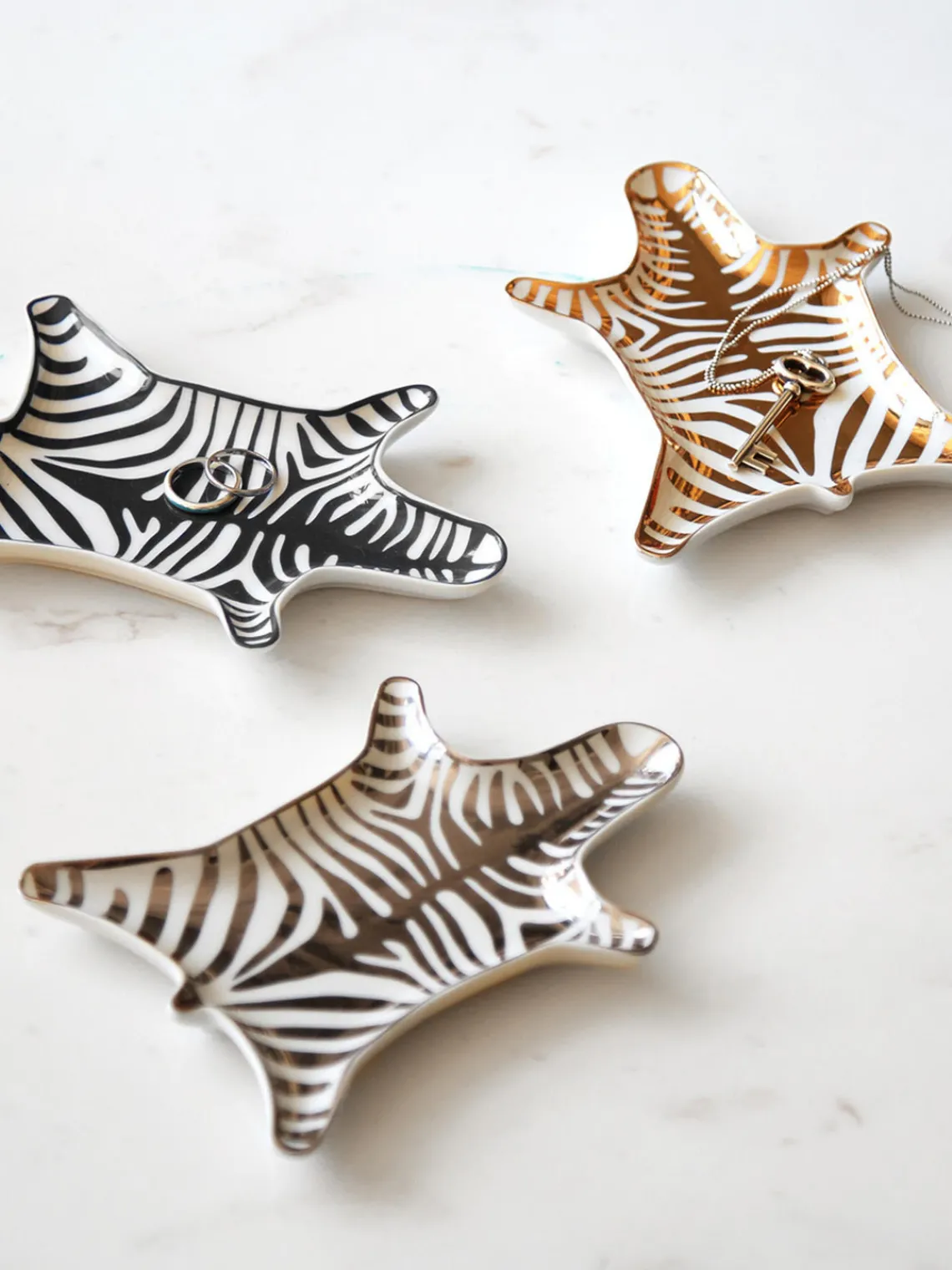 Jonathan Adler Bol decorativo de porcelana con oro Zebra