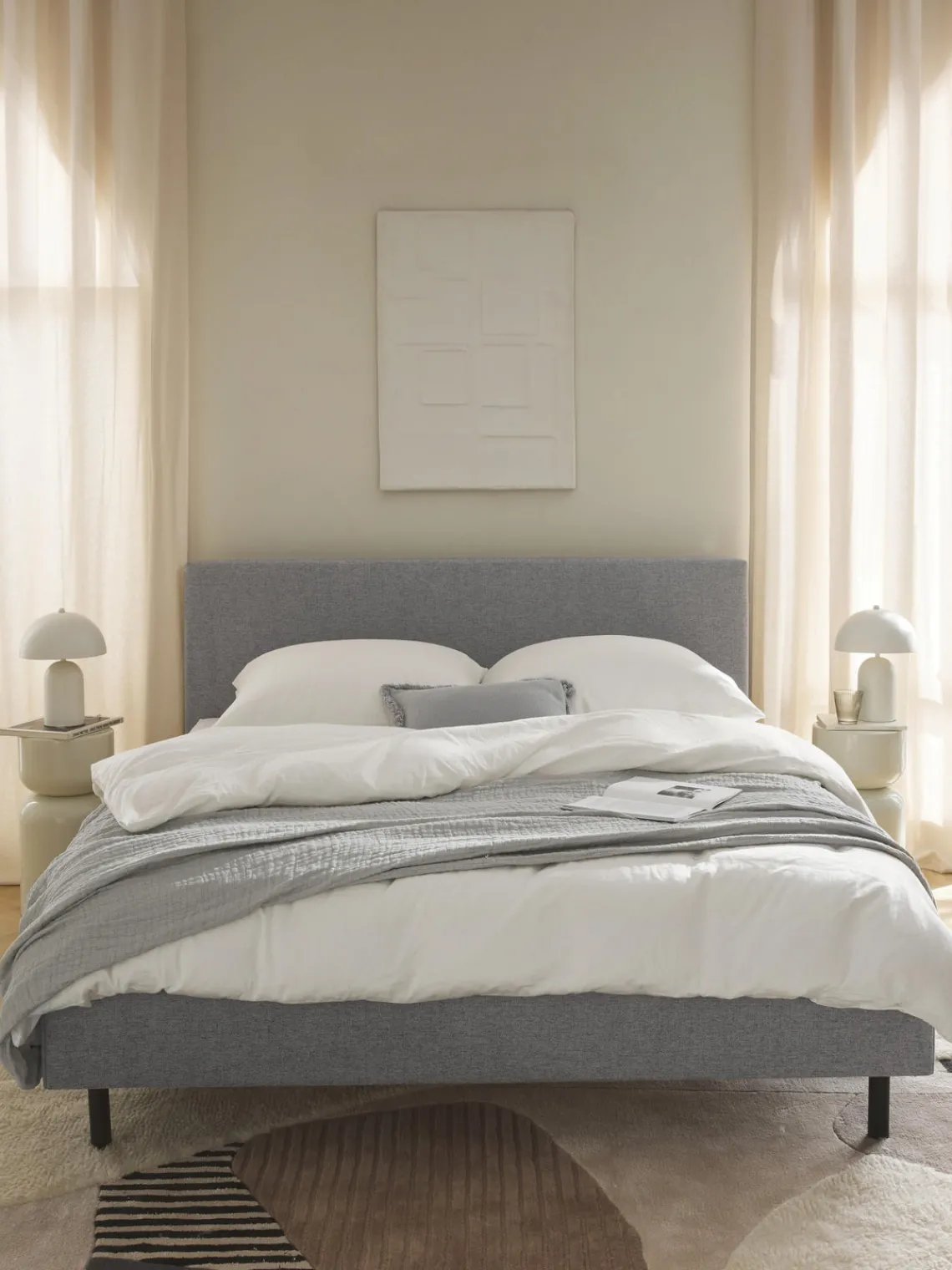 Westwing Collection Cama tapizada con patas de madera Giulia