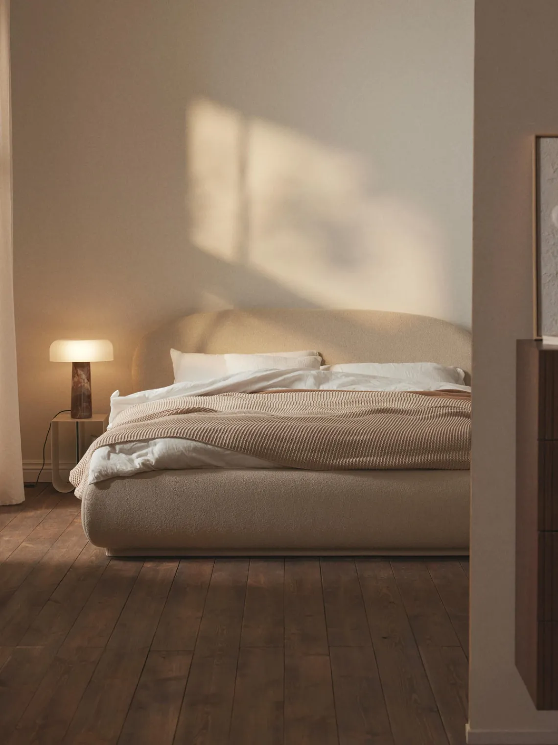 Westwing Collection Cama tapizada redondeada en tejido bouclé Alba