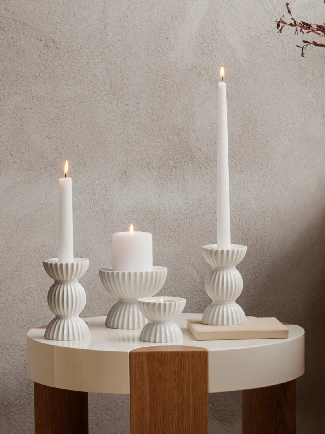 Lyngby Porcelaen Candelabro de porcelana con relieves Tura