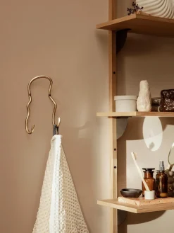 Ferm Living Colgador de latón artesanal Curvature
