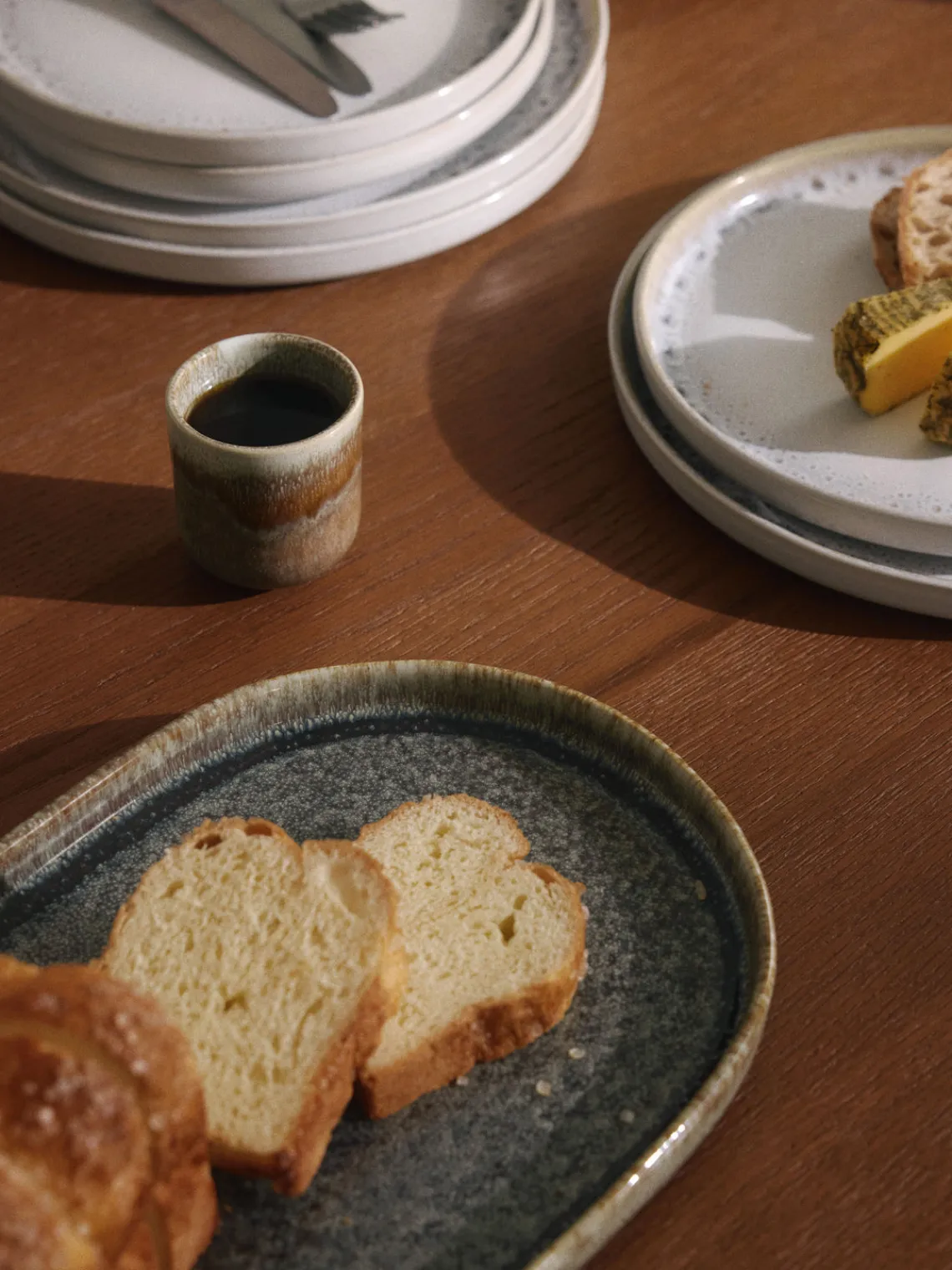 Westwing Collection Fuente artesanal con esmalte reactivo Danza