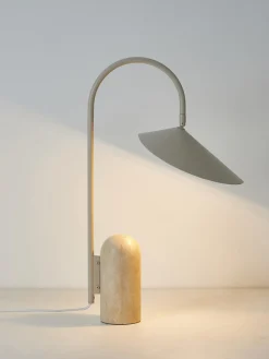 Ferm Living Lámpara de mesa grande ajustable con base de mármol Arum^ Lámparas De Mesa|Lámparas De Techo