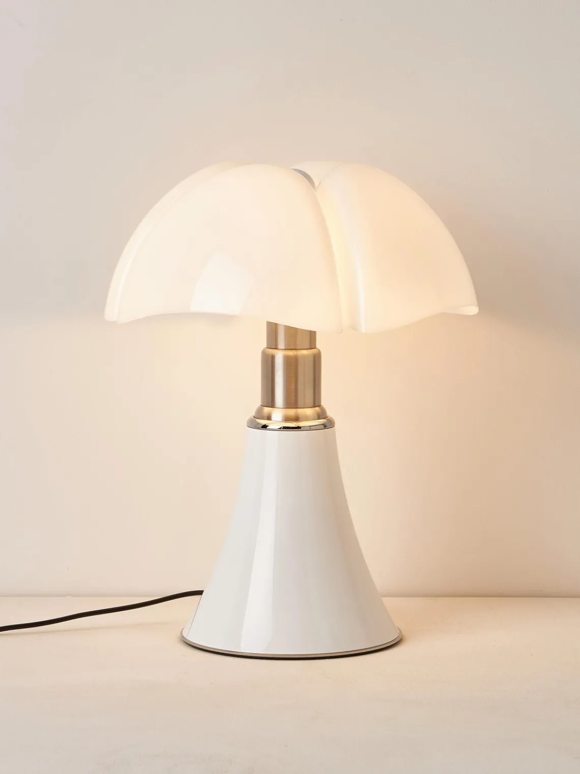 Martinelli Luce Lámpara de mesa grande LED regulable Pipistrello, altura ajustable