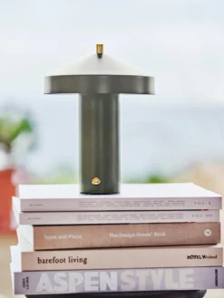 Oyoy Living Design Lámpara de mesa LED pequeña regulable Hatto, portátil