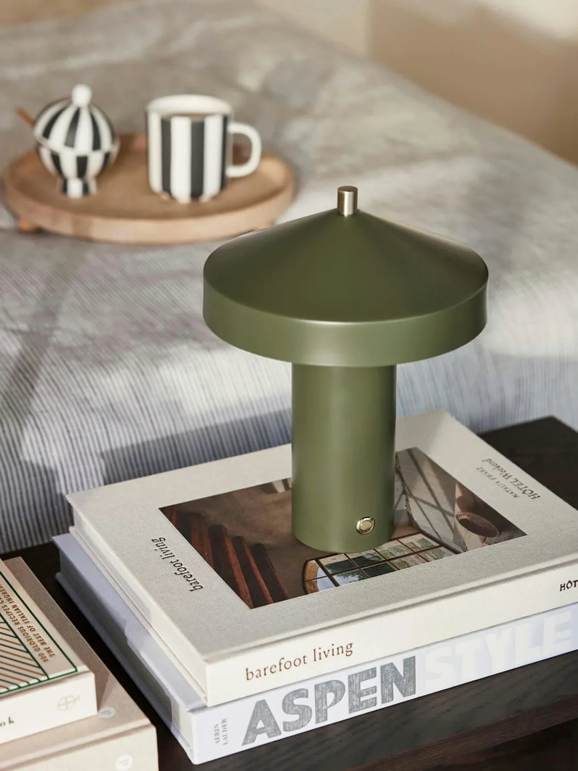 Oyoy Living Design Lámpara de mesa LED pequeña regulable Hatto, portátil