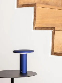 Artemide Lámpara de mesa pequeña LED regulable Takku, portátil