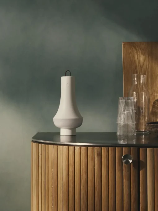 Louis Poulsen Lámpara de mesa pequeña LED regulable Tomoshi, portátil