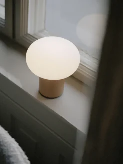 New Works Lámpara de mesa pequeña regulable Karl-Johan, portátil