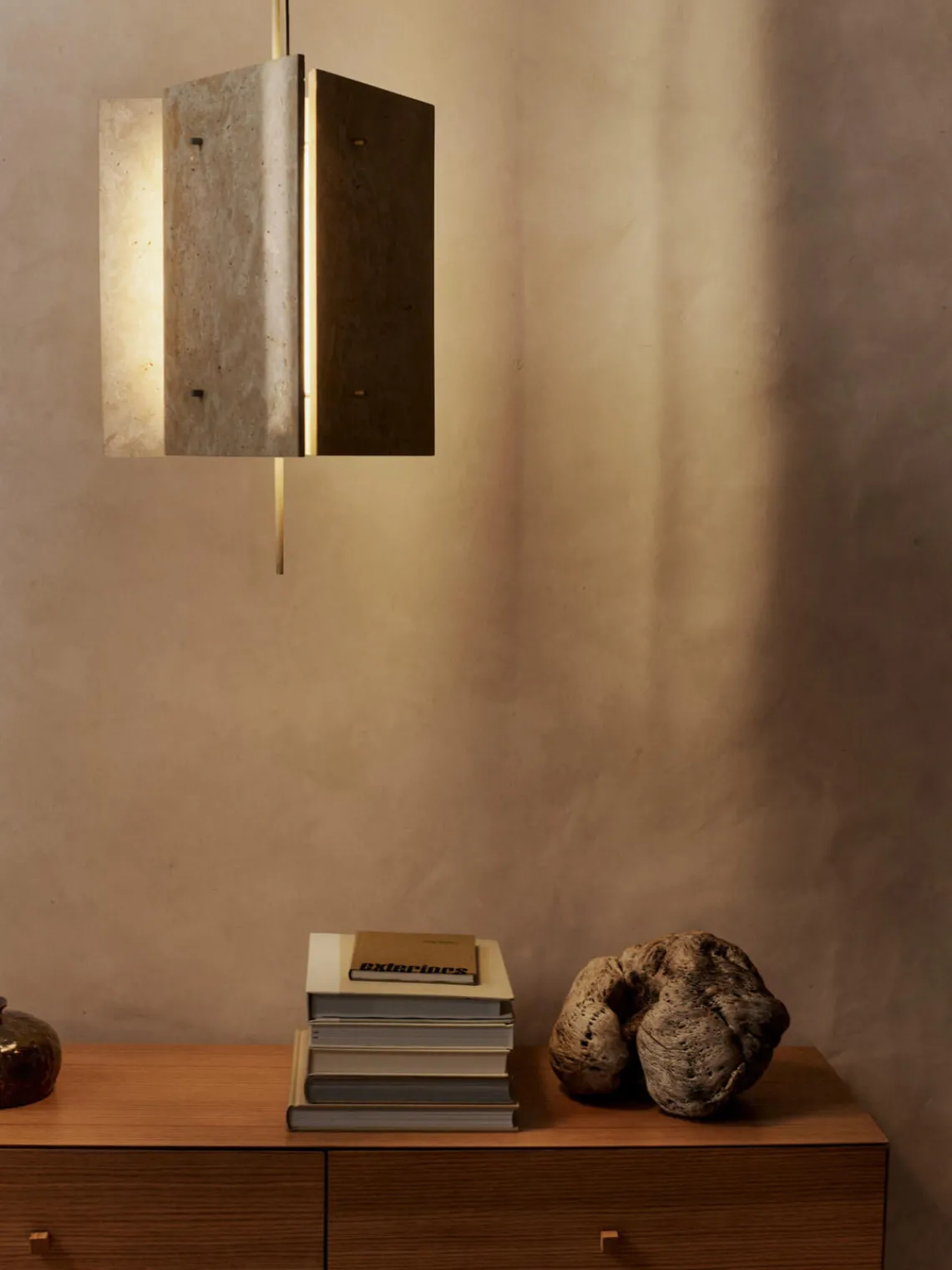 Ferm Living Lámpara de techo LED regulable de travertino Oeste