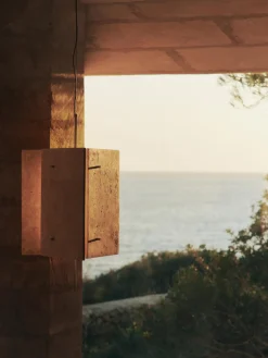 Ferm Living Lámpara de techo LED regulable de travertino Oeste