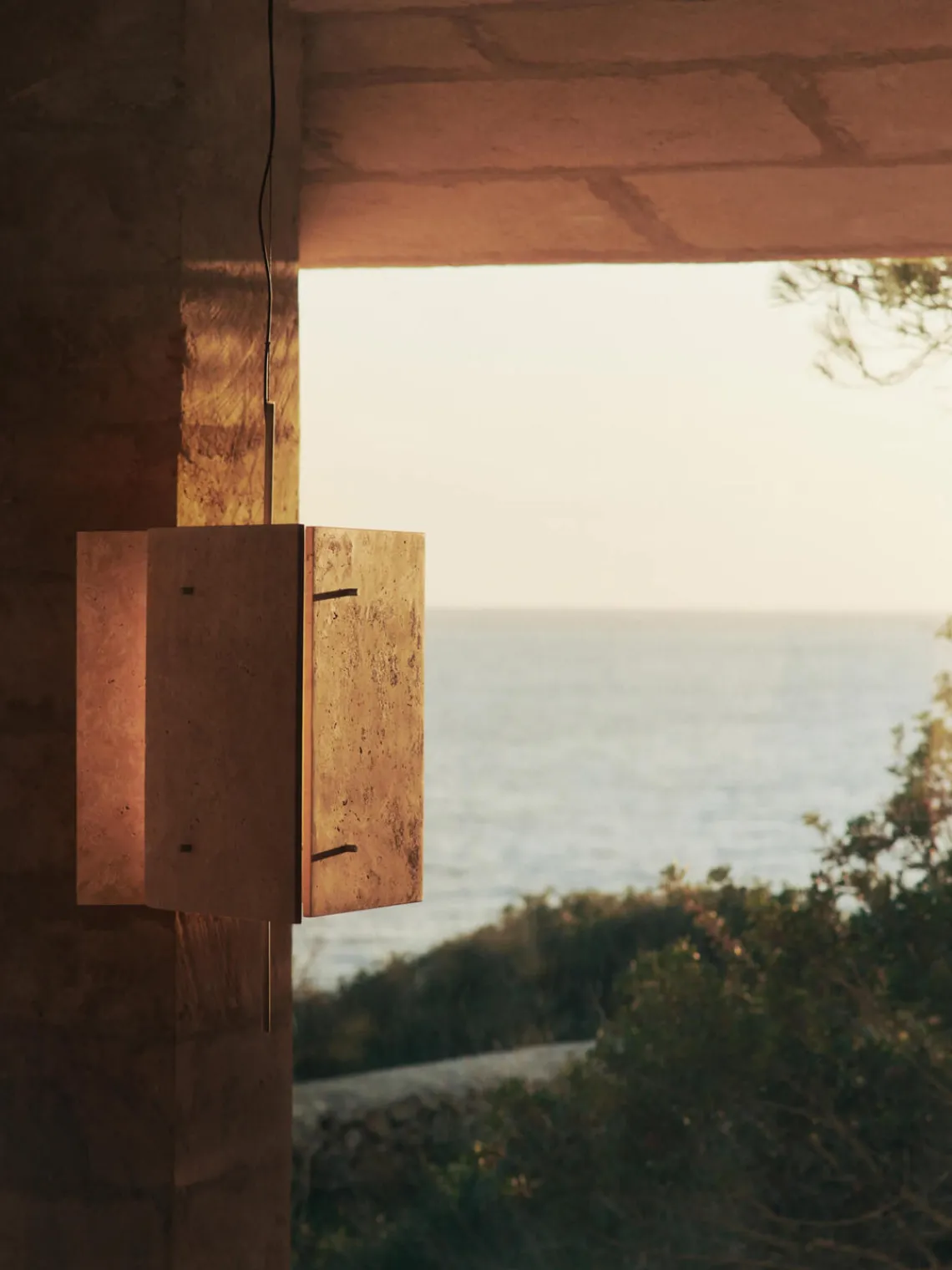 Ferm Living Lámpara de techo LED regulable de travertino Oeste