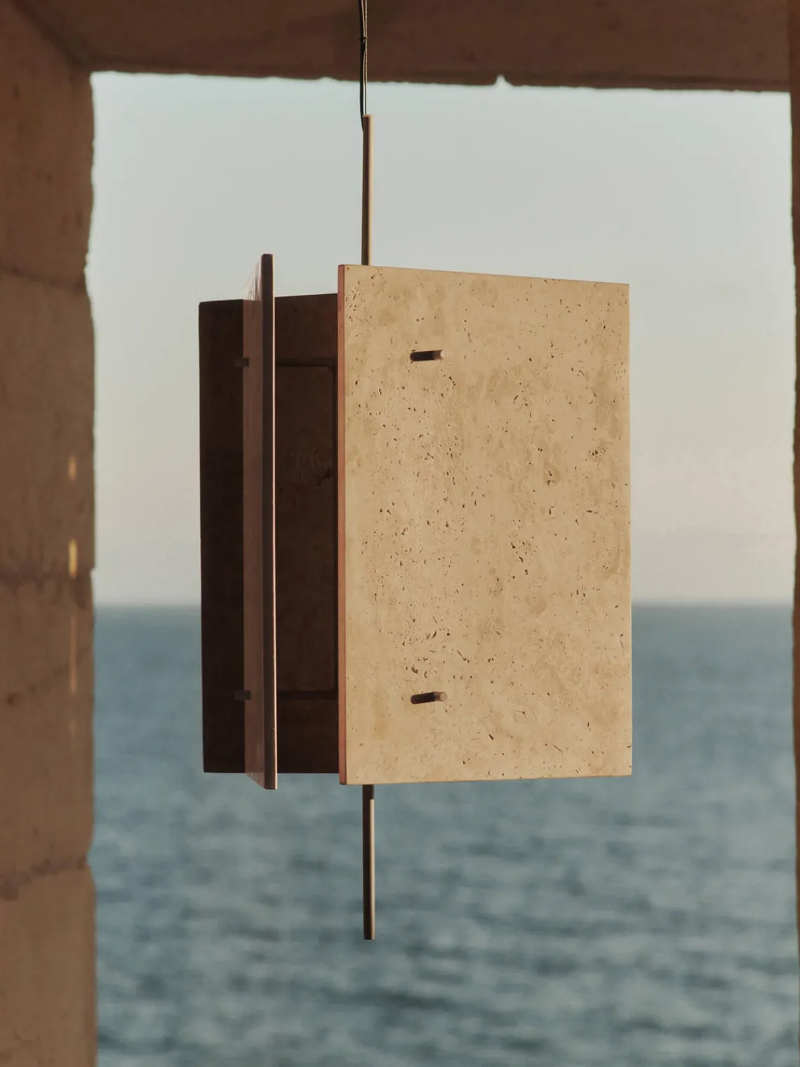 Ferm Living Lámpara de techo LED regulable de travertino Oeste
