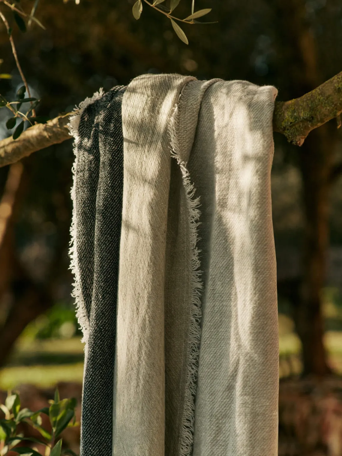 Ferm Living Manta de lino artesanal con flecos Pila