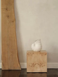 Ferm Living Mesa auxiliar de madera de nudo Burl Cube