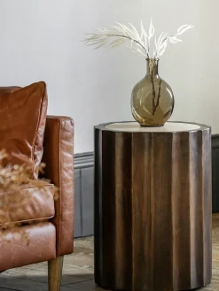 Mesa auxiliar redonda de madera de mango con tablero de travertino Cascia