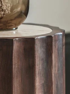 Mesa auxiliar redonda de madera de mango con tablero de travertino Cascia