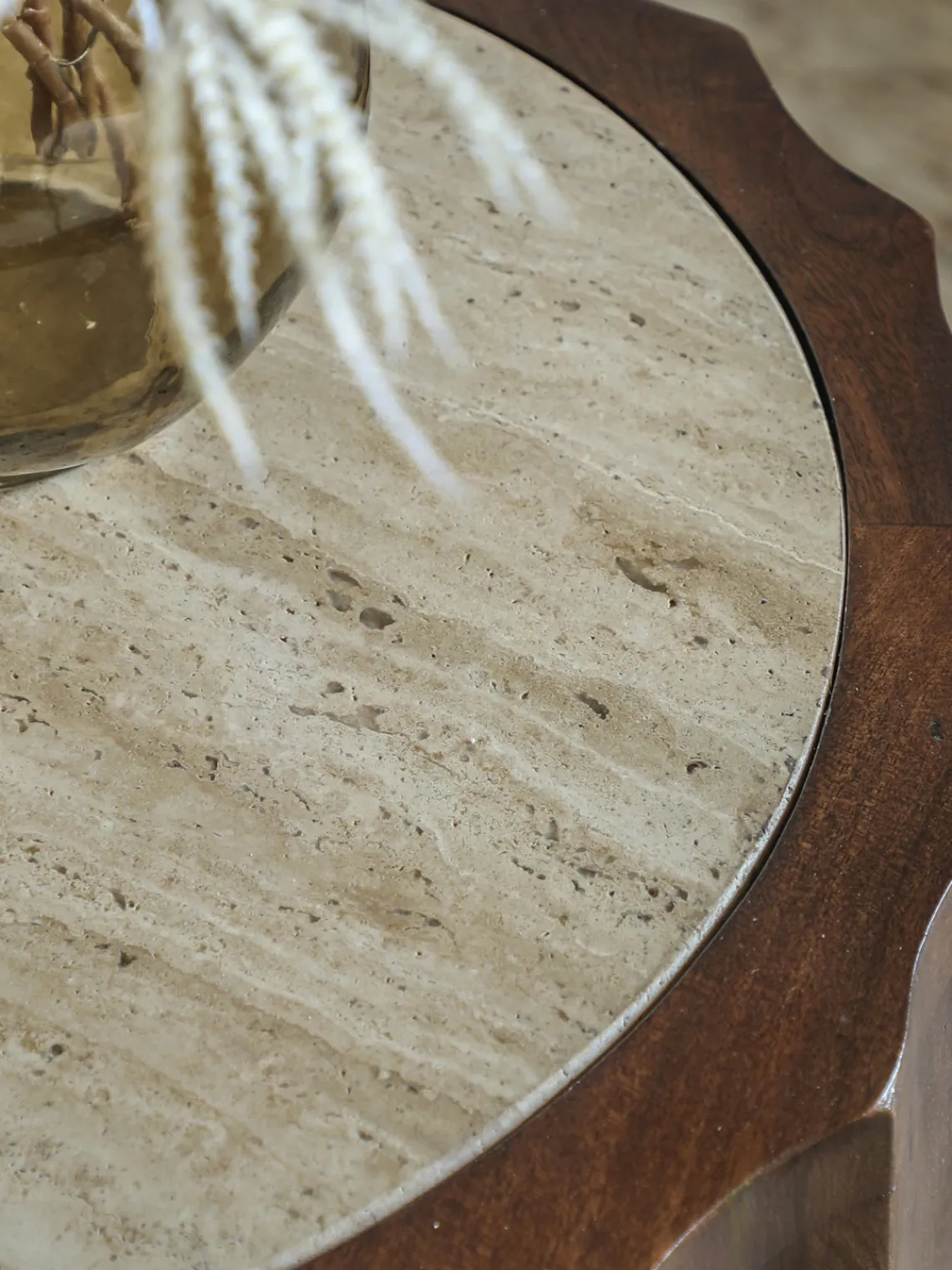 Mesa auxiliar redonda de madera de mango con tablero de travertino Cascia