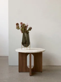 Audo Copenhagen Mesa auxiliar redonda de madera con tablero de piedra arenisca Androgyne
