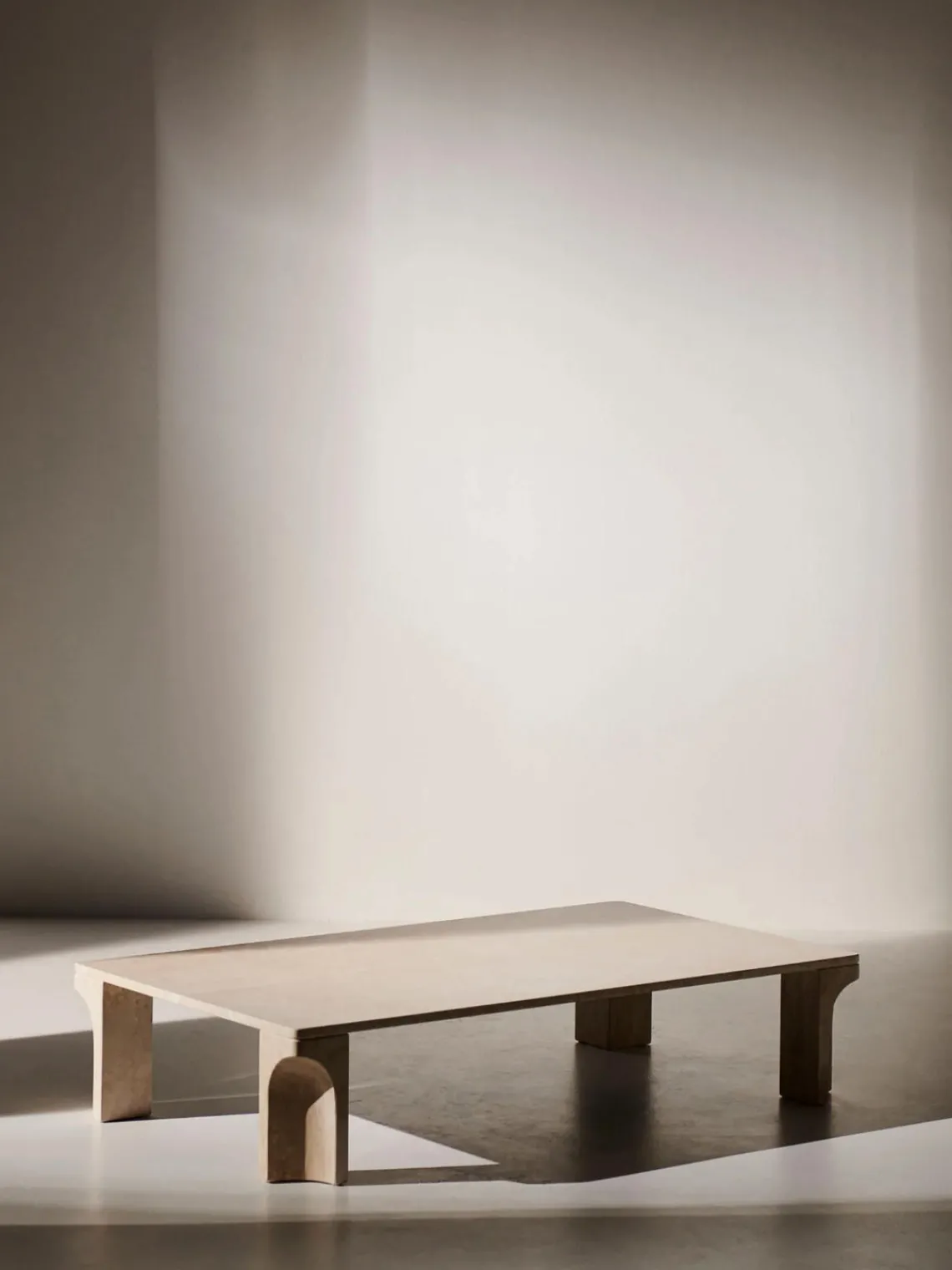 GUBI Mesa de centro de travertino Doric, 140 cm^ Mesas De Centro|Mesas De Centro