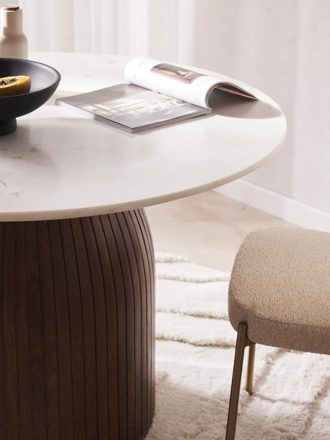 Westwing Collection Mesa de comedor redonda con tablero de mármol Nelly, tamaños diferentes