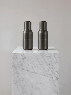 Audo Copenhagen Molinillos de sal y pimienta con tapón de madera de nogal Bottle Grinders, 2 uds.^ Molinillos De Especias|Molinillos De Especias