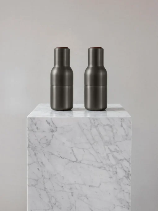Audo Copenhagen Molinillos de sal y pimienta con tapón de madera de nogal Bottle Grinders, 2 uds.^ Molinillos De Especias|Molinillos De Especias