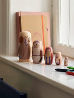 Niños Ferm Living Kids Muñecos nido de madera Schima Superba, 5 uds.