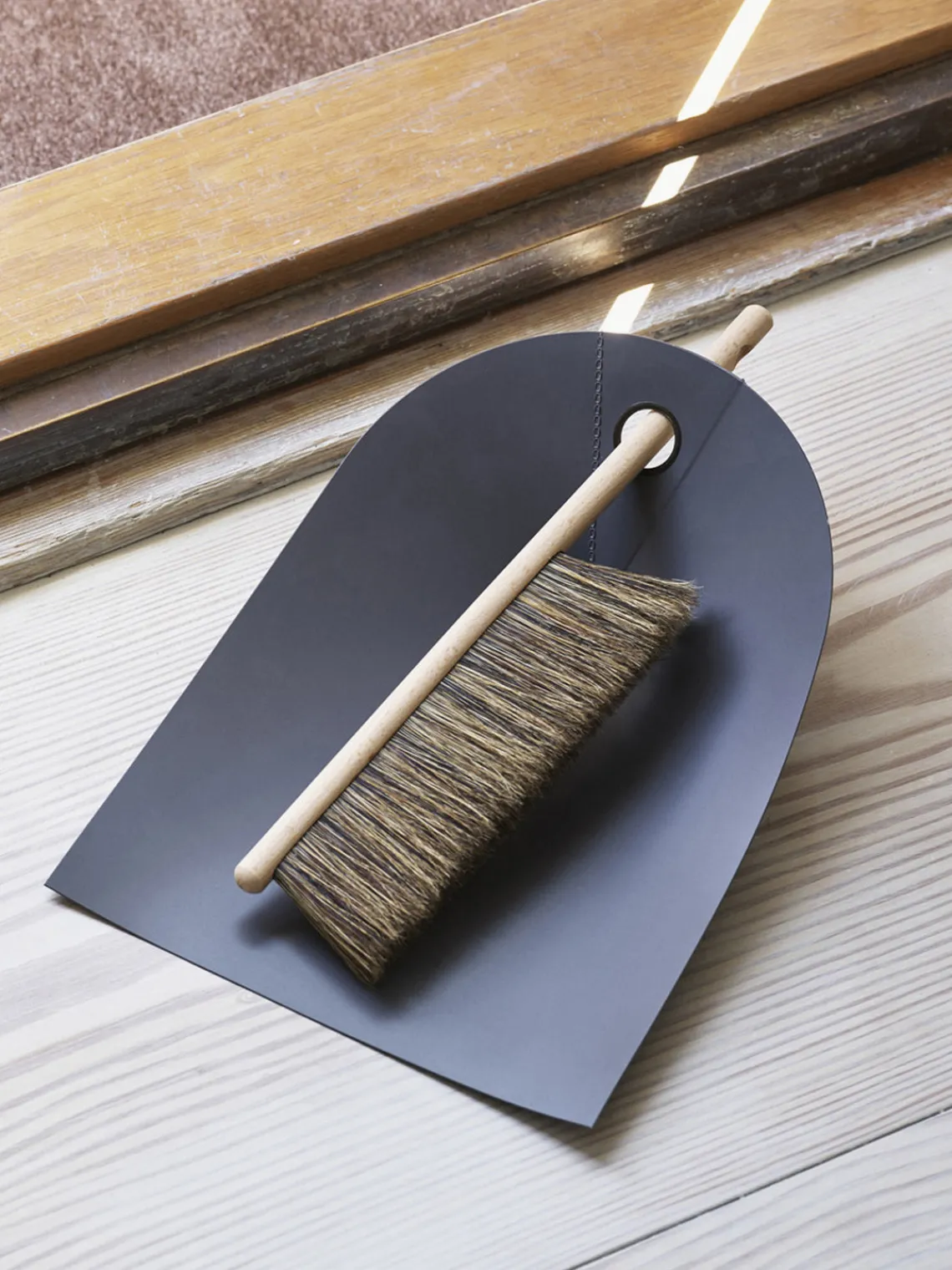 Normann Copenhagen Set de recogedor y escoba Velto, 2 pzas.