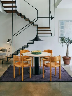 GUBI Silla con reposabrazos con madera de pino Daumiller