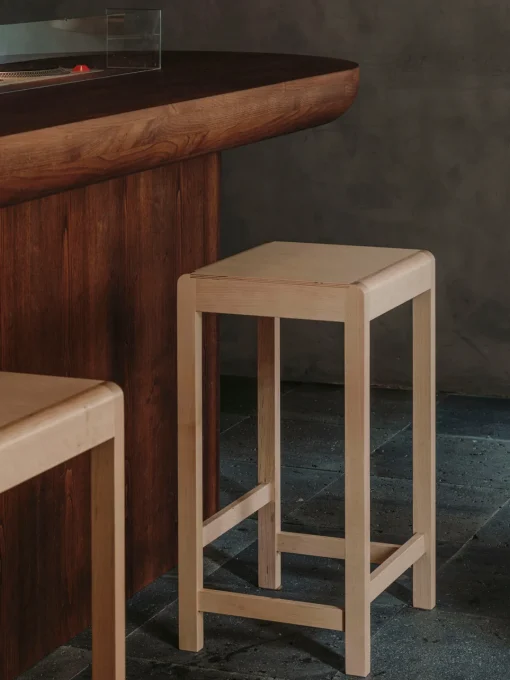 FRAMA Taburete alto de madera de abedul 01